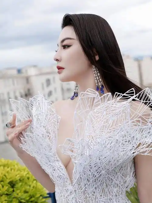 76届戛纳红毯,张雨绮3d打印长裙惊艳动人,高叶美得枝繁叶茂_礼服_裙子