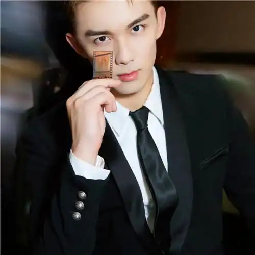 帅气男明星吴磊头像图片