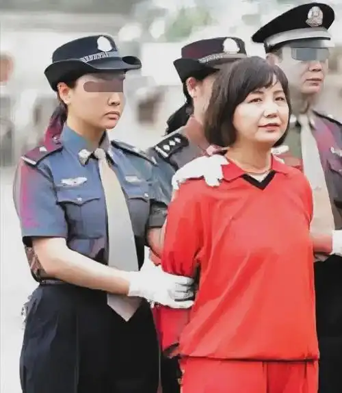 2006年女毒贩李菊花即将押赴刑场照片这时看起来异常平静