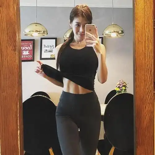 32岁辣妈坚持健身5年,婀娜身姿,马甲线让人羡慕,诠释运动魅力