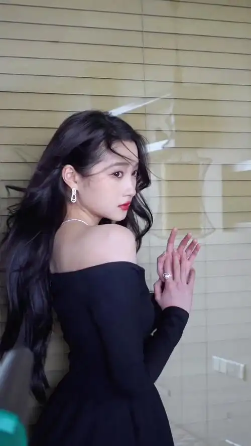 关晓彤黑色抹胸短裙造型##明星gq盛典造型