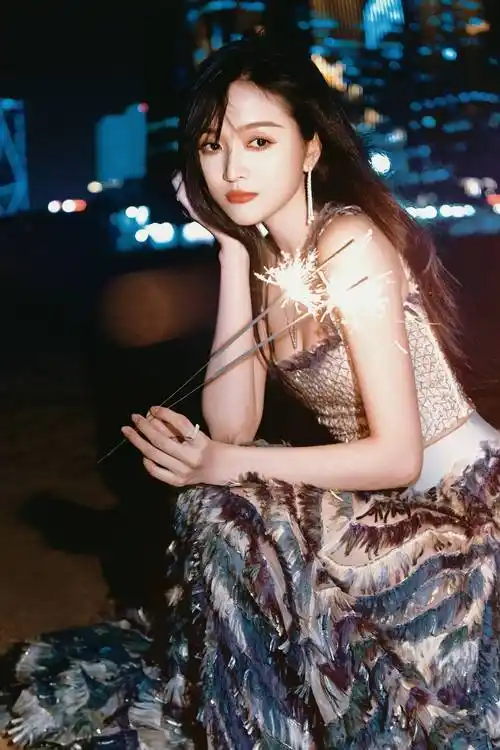 吴宣仪穿蓝色长裙优雅甜美手举烟花浪漫氛围拉满