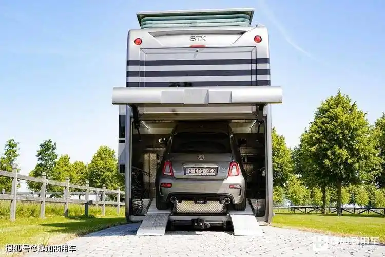 车长12米的奔驰actros l房车实拍,搭载双拓展舱,还有升顶大卧室_搜狐