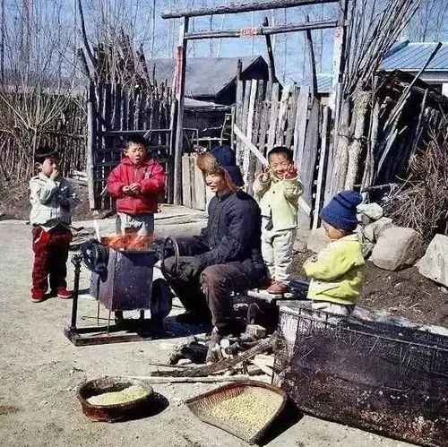 太珍贵了,一组80年代的农村老照片,看完后满满都是回忆