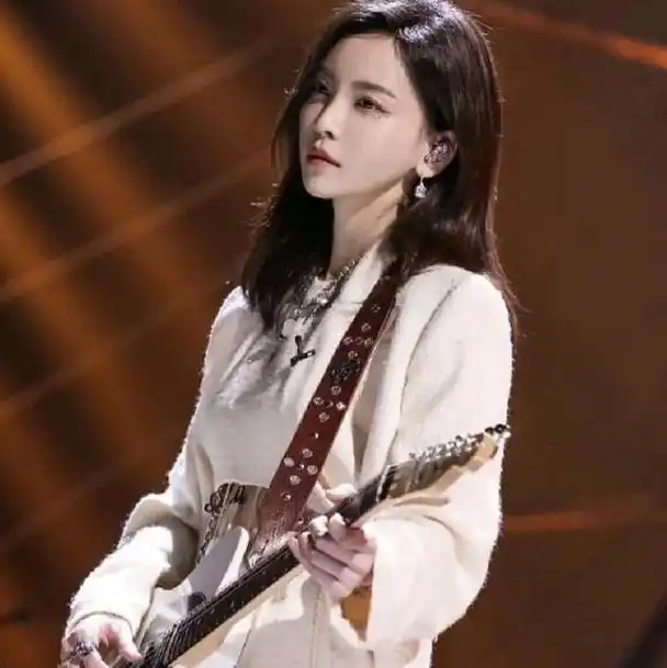 刘忻当年由湖南卫视的选秀节目《快乐女声》一举捧红,成为2011年的