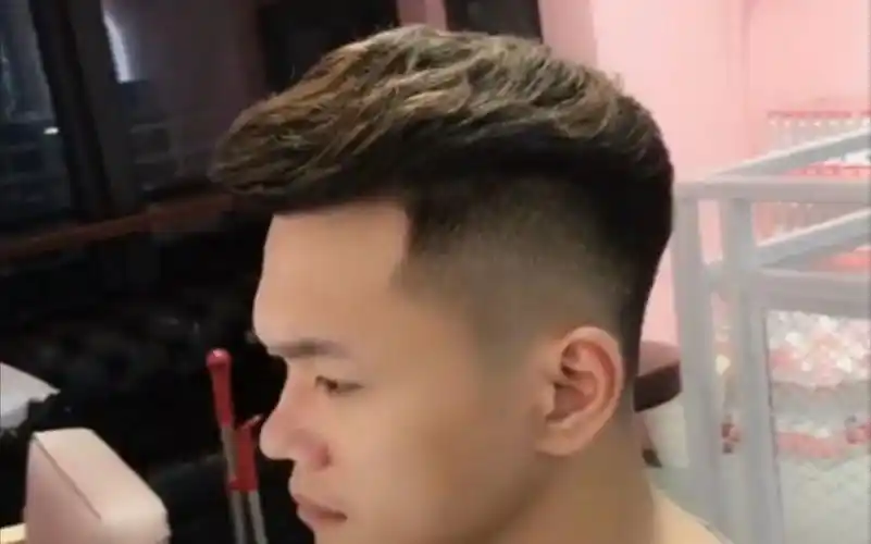 男生发型一款经典二八斜背