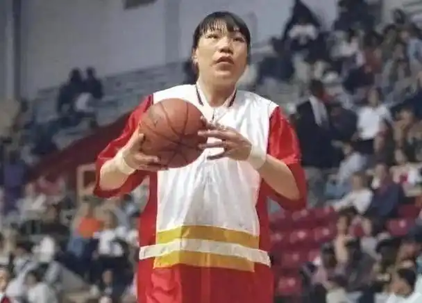 回顾女巨人姚德芬比姚明高10厘米穿78码鞋子一顿饭吃六碗炒面