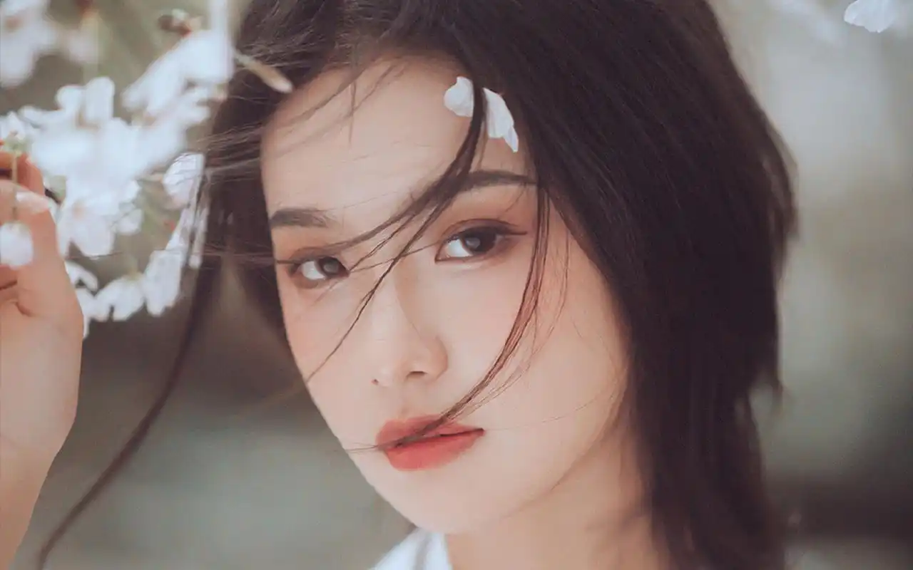 白衣美女唯美古风写真桌面壁纸