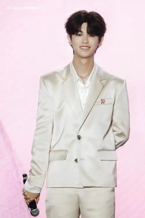 黄明昊超话*@jjjustin0219    240509 美诺新品发布会  漂亮帅哥04