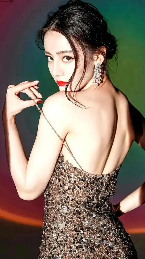 每次看到热巴的这套深v吊带 就觉得太顶了