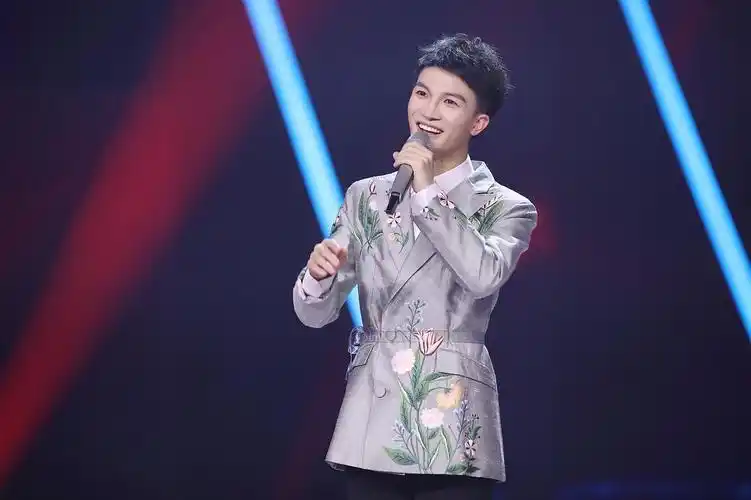 周深再登《蒙面唱将猜猜猜》舞台 专业美声征服人心