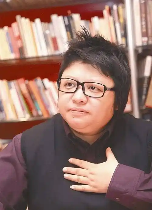 韩红自曝大学时曾是"校花",看了她18岁的照片,我真的被惊艳了