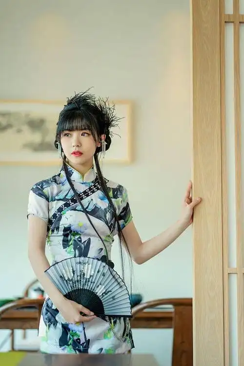 赖美云穿旗袍似民国大小姐 小扇遮面纤腰微步韵味十足