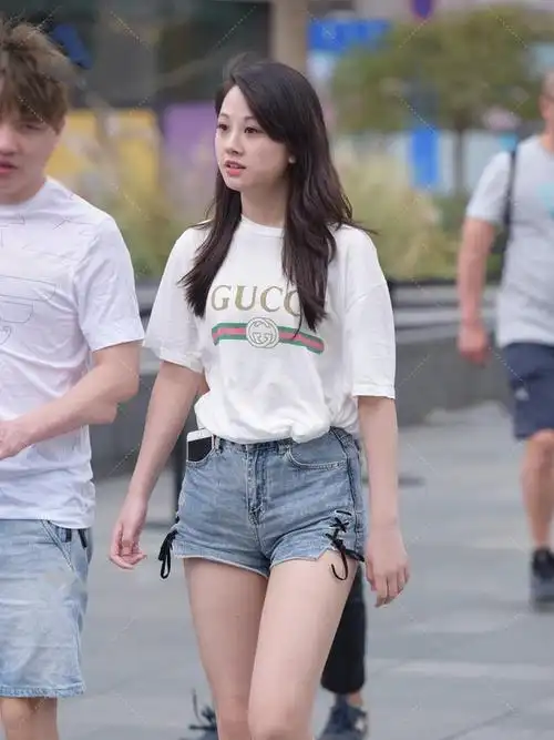 宽松白色印花t恤搭配绑带牛仔裤轻便舒适的日常休闲装