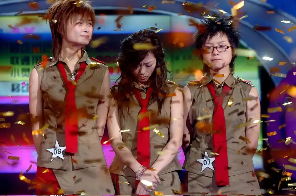 父爱如山,56岁男星把女儿骨灰制成项链,为"复活"攻读博士学位