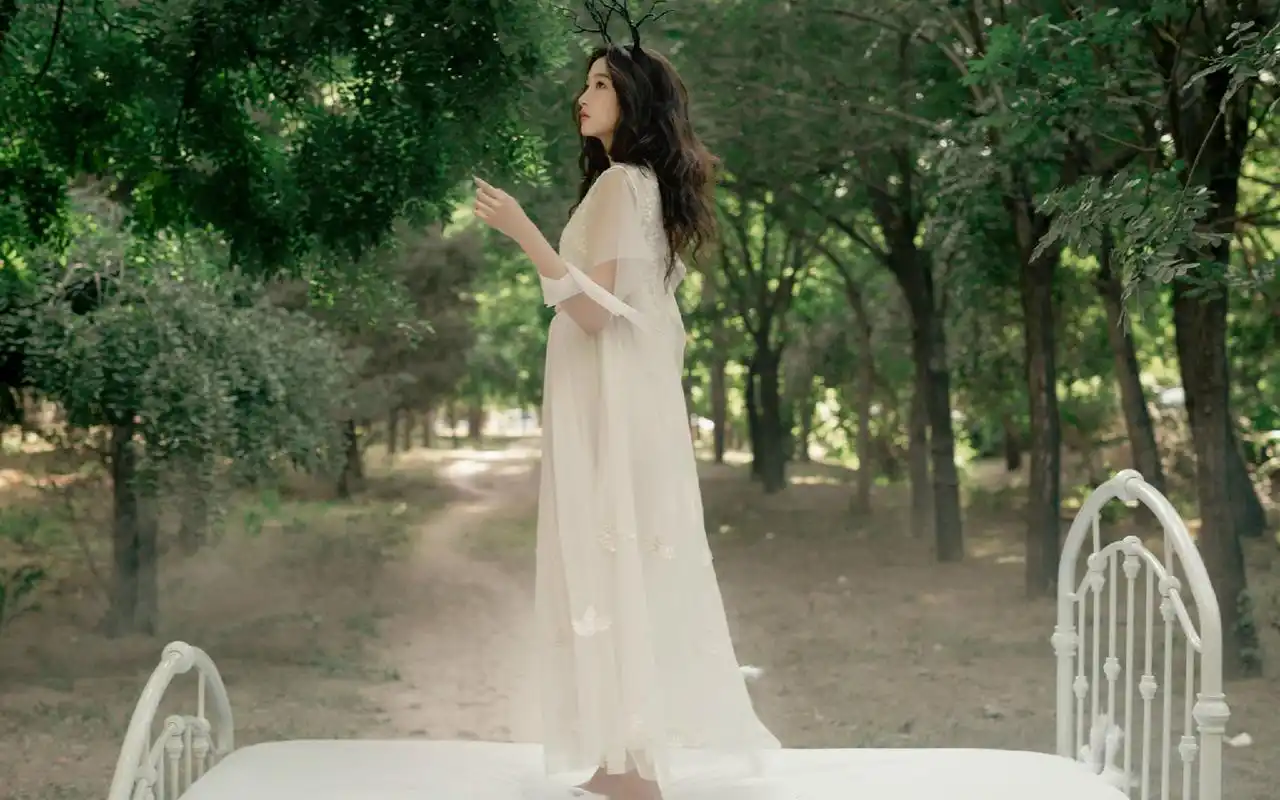 关晓彤仙气十足的森系写真图片桌面壁纸