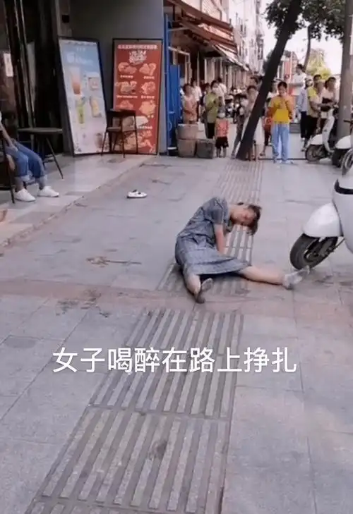 广西3女孩喝醉酒横躺街头,引群众围观!丢脸丑态超出想象