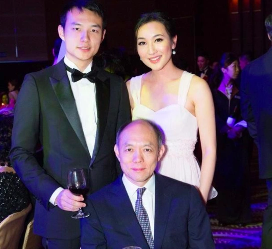 霍启文童年乖巧坐着庆生吕燕妮帮切蛋糕还曾与何超云吃晚餐