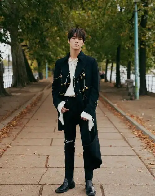 "第九王子"施展,穿黄色背心配雨靴,是王子下凡还是民工进城?