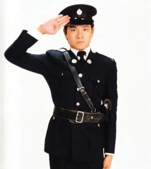 那个身穿警服,英勇帅气的江大伟叫刘德华,从此,刘德华主演的电雍屯
