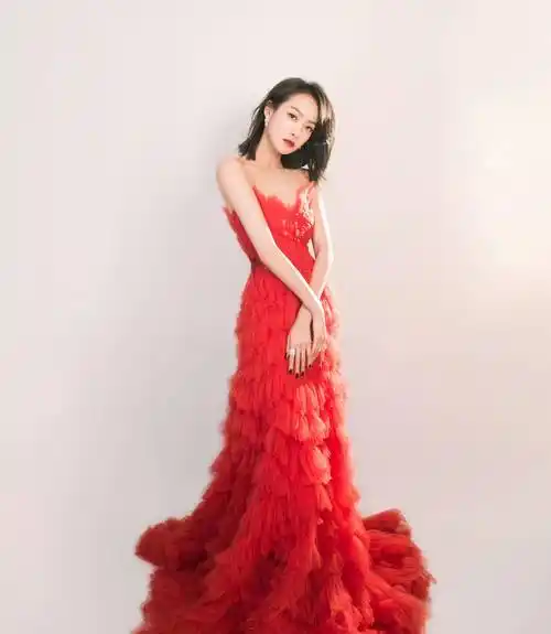 女明星们在走红毯的时候所挑选的颜色都是非常用心的,其实最不会出错