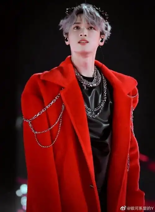 严浩翔自称演唱会造型非常浮夸