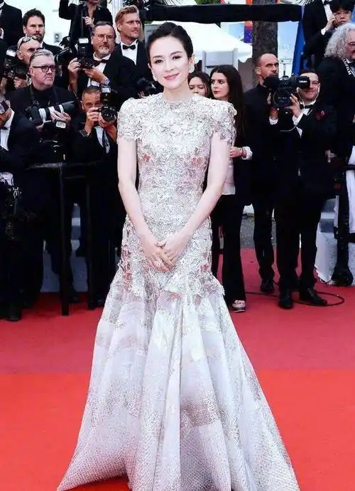 angelababy选高定钟楚曦穿过季红毯礼服在争什么