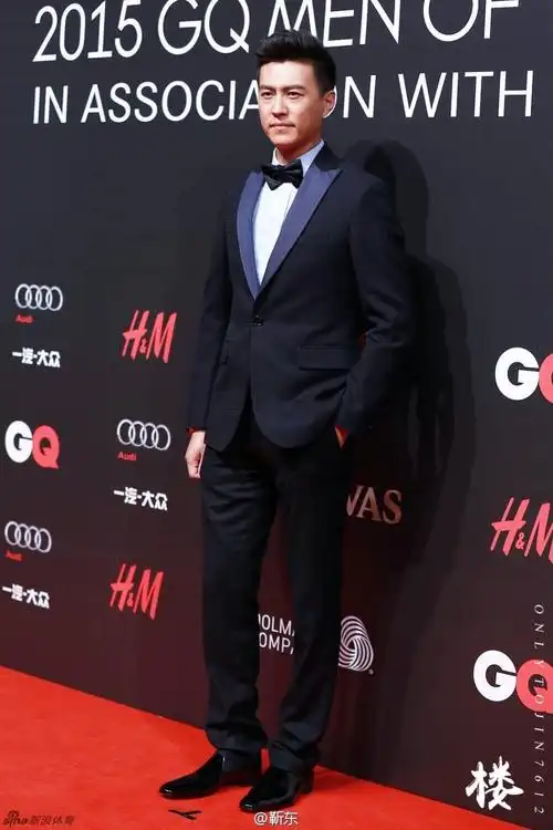 看!靳东老干部红衣逗马_高清图集_新浪网