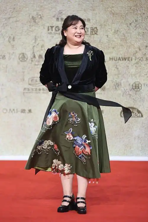 贾玲看着瘦了不少打扮起来特别好看气质不输张小斐