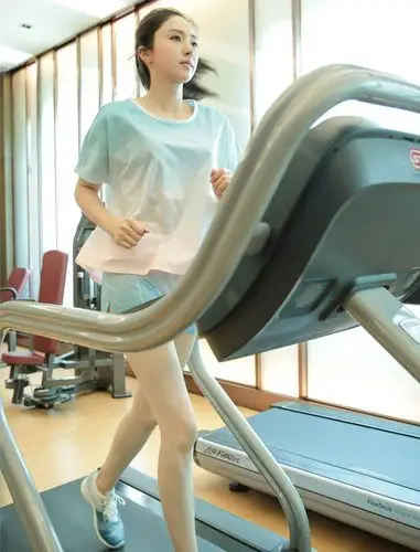 董璇健身动作专业漂亮,举手投足都是女神范儿