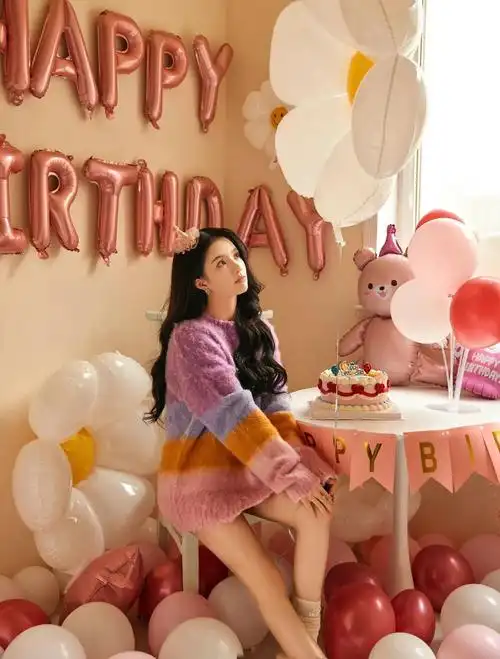 刘些宁可爱写真彩虹针织衫搭配慵懒长卷发甜美元气