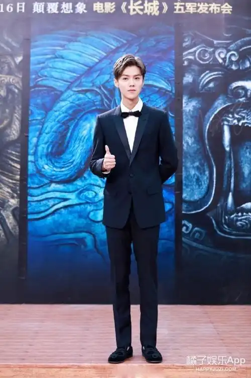 鹿晗穿西装亮相《长城》发布会,没想到一身正装的他这么帅!