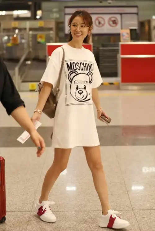 林心如现身机场t恤裙配小白鞋少女感十足