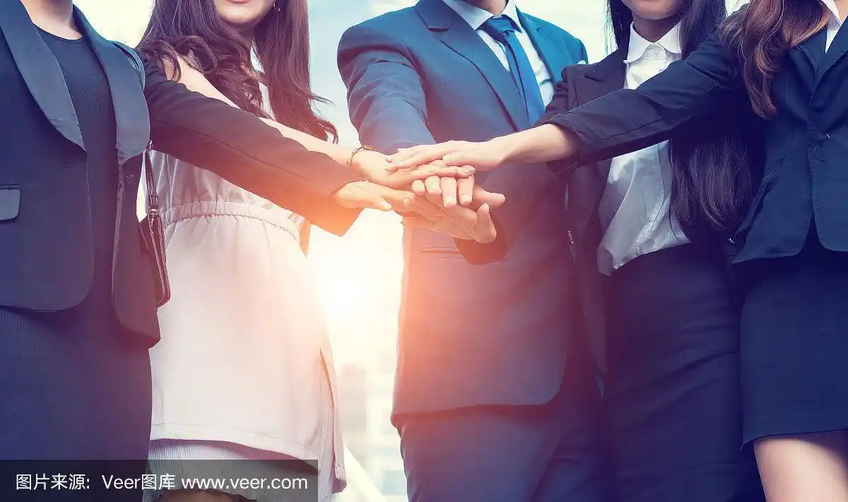 成功的五人商务团队在城市户外牵手,高度成功的创业团队,团结的理念