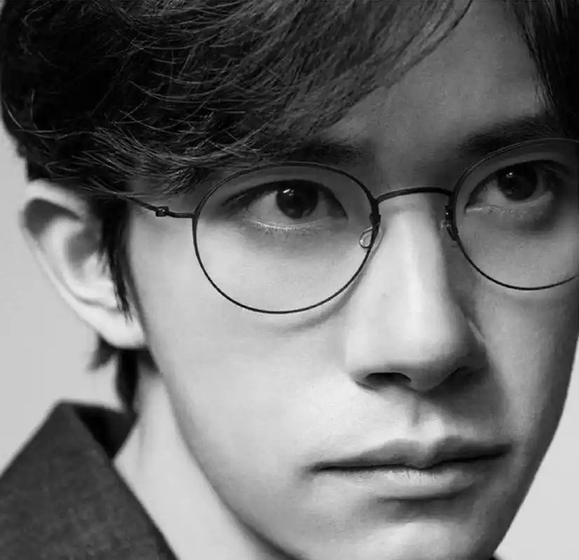 易烊千玺官宣某品牌全球代言人,粉丝直呼圆框眼镜造型太帅气啦!