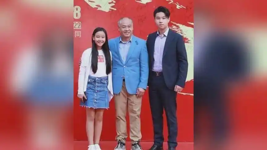 体操王子李宁与儿女最新照片,19岁儿子与女儿颜值高
