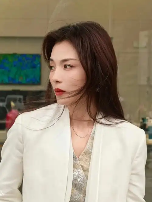 这一身look是真清清"白白"全白西装搭配新中式内搭的刘涛真的飒到我了