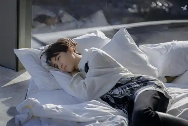 王俊凯冬日暖阳大片曝光与清俊少年一起逐光前行