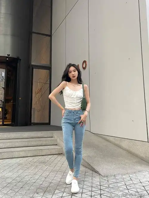 篮球主播美娜晒照牛仔裤亮眼球迷这身材下赛季你去防詹姆斯