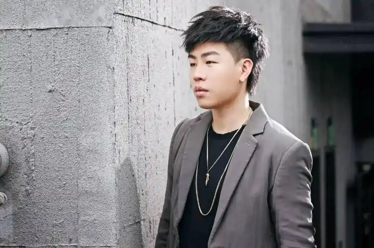 陶喆,共同展现了一个丰富的《黑色铆钉》舞台;2023年,胡彦斌参加