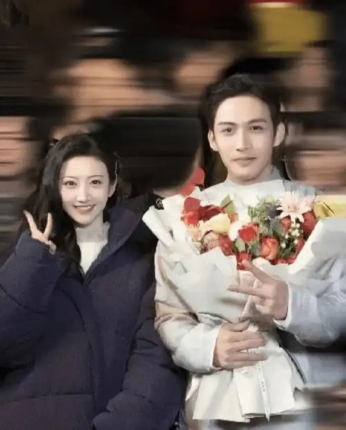 新剧播出与男主张彬彬频繁互动,牵手对视超甜蜜_活动_穿着_宣传