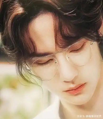 你见过明星们戴眼镜的样子吗?王一博帅气,tfboys很青春!