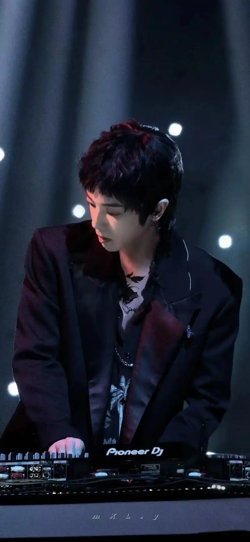 华晨宇#忍不住发一波帅照# - 抖音