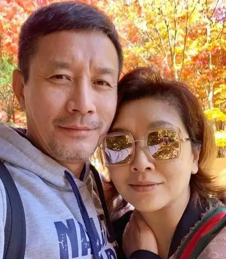 江珊的现任老公首次曝光,二人亲密合影幸福甜蜜