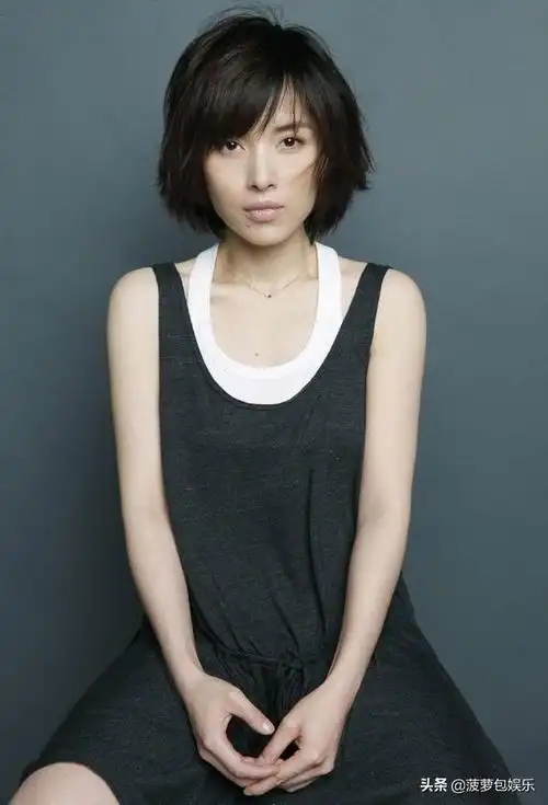 李佳拍过很多电视剧,比如《暖》,《浮出水面的影子》,《青春不言败》