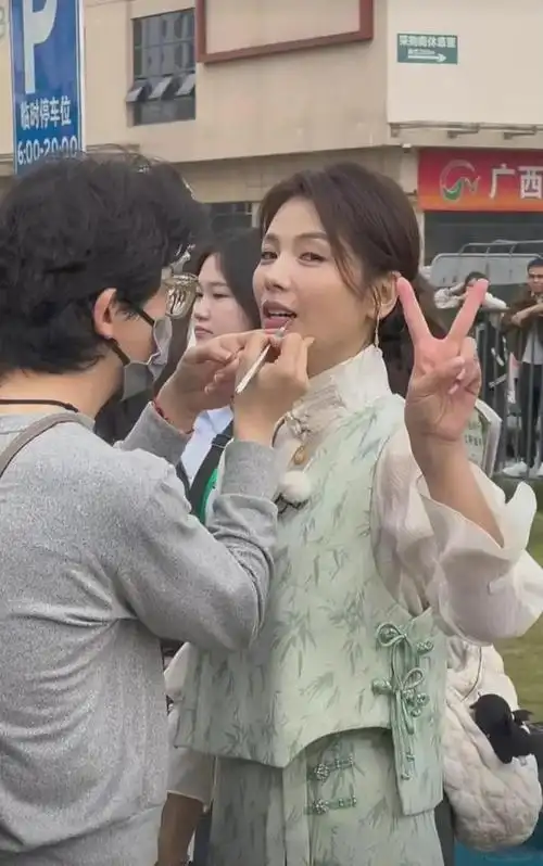 刘涛现身录制跑男现场生图曝光开心对粉丝比耶心情大好