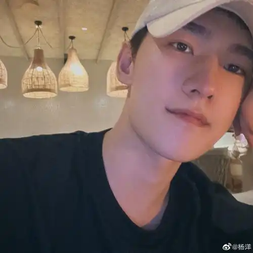 组图:杨洋晒泰国旅游自拍照 穿黑色t恤戴棒球帽比耶清爽帅气