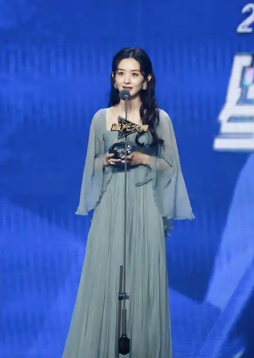 赵丽颖离婚后首次露面,浅蓝色套装配黑色中筒袜,生图状态胜美颜