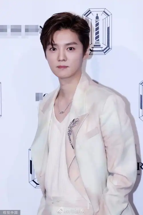 鹿晗最新红毯生图身穿白色西装的王子呀