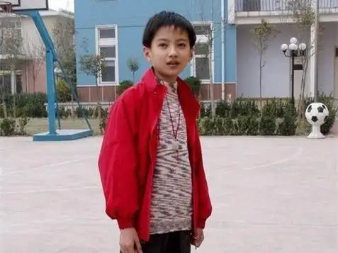 照片中的杨洋身穿军装,站姿挺拔,虽然五官还没有长开,但不影响他的